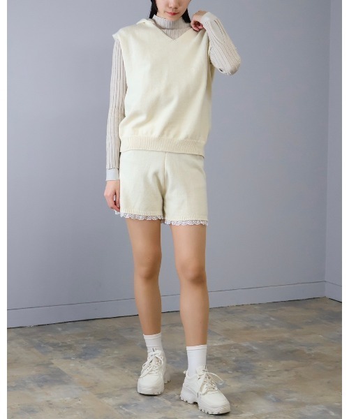 Doumoi(ドゥモエ)の「ニットフーデッドベスト&ショートパンツ セットアップ スーツ(セットアップ・レディース・アイボリー/チャコールグレー/ライトグレー・FREE)」の4枚目の写真
