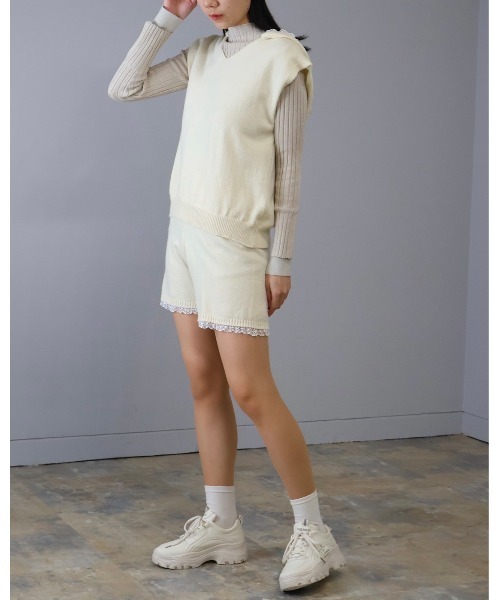 Doumoi(ドゥモエ)の「ニットフーデッドベスト&ショートパンツ セットアップ スーツ(セットアップ・レディース・アイボリー/チャコールグレー/ライトグレー・FREE)」の5枚目の写真