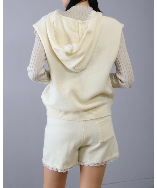 Doumoi(ドゥモエ)の「ニットフーデッドベスト&ショートパンツ セットアップ スーツ(セットアップ・レディース・アイボリー/チャコールグレー/ライトグレー・FREE)」の7枚目の写真