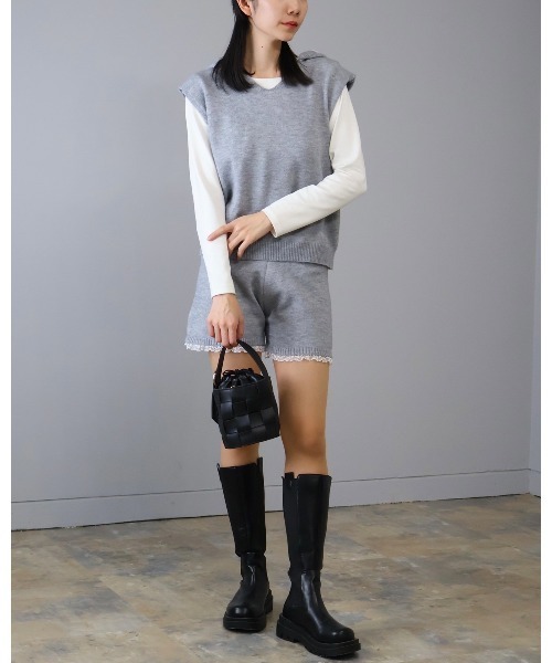 Doumoi(ドゥモエ)の「ニットフーデッドベスト&ショートパンツ セットアップ スーツ(セットアップ・レディース・アイボリー/チャコールグレー/ライトグレー・FREE)」の21枚目の写真