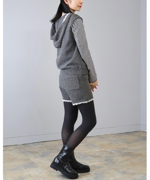 Doumoi(ドゥモエ)の「ニットフーデッドベスト&ショートパンツ セットアップ スーツ(セットアップ・レディース・アイボリー/チャコールグレー/ライトグレー・FREE)」の14枚目の写真