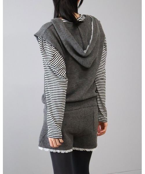 Doumoi(ドゥモエ)の「ニットフーデッドベスト&ショートパンツ セットアップ スーツ(セットアップ・レディース・アイボリー/チャコールグレー/ライトグレー・FREE)」の16枚目の写真