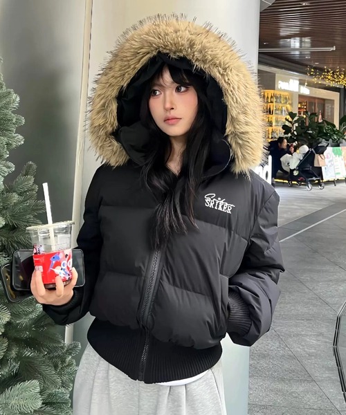 SHEENA（シーナ）の「ワンポイント刺繍ロゴファーフード中綿ブルゾン（ブルゾン・レディース・ブラック・M）」の2枚目の写真