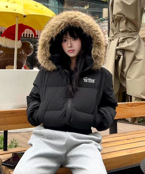 SHEENA（シーナ）の「ワンポイント刺繍ロゴファーフード中綿ブルゾン（ブルゾン・レディース・ブラック・M）」の5枚目の写真