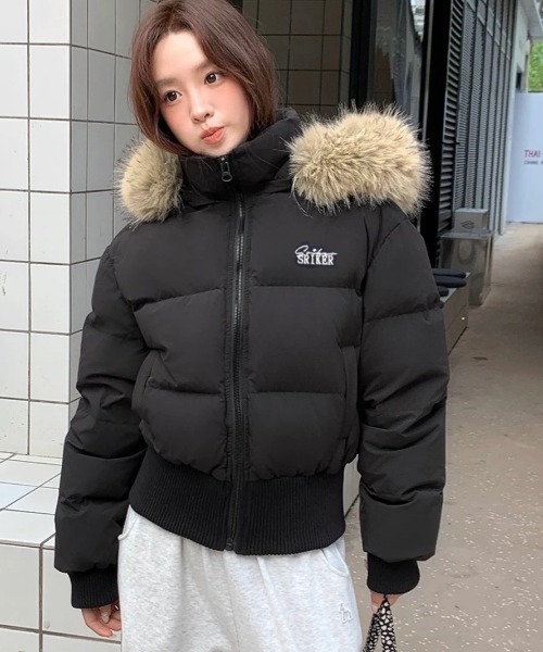 SHEENA（シーナ）の「ワンポイント刺繍ロゴファーフード中綿ブルゾン（ブルゾン・レディース・ブラック・M）」の13枚目の写真