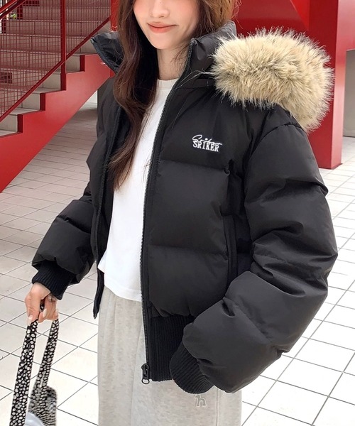 SHEENA（シーナ）の「ワンポイント刺繍ロゴファーフード中綿ブルゾン（ブルゾン・レディース・ブラック・M）」の9枚目の写真