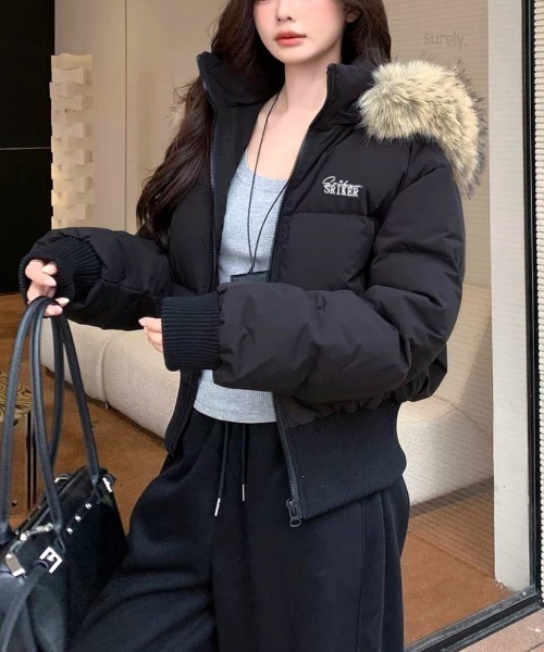 SHEENA（シーナ）の「ワンポイント刺繍ロゴファーフード中綿ブルゾン（ブルゾン・レディース・ブラック・M）」の20枚目の写真