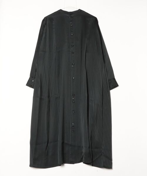Canaco_（カナコ）の「canaco_:ノーカラーストライプサテンシャツドレス  NO-COLLAR SHIRTS DRESS（ワンピース・レディース・ブラック/オフホワイト・1/2）」の13枚目の写真
