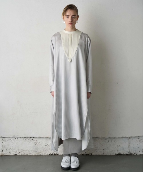 Canaco_（カナコ）の「canaco_:ノーカラーストライプサテンシャツドレス  NO-COLLAR SHIRTS DRESS（ワンピース・レディース・ブラック/オフホワイト・1/2）」の8枚目の写真
