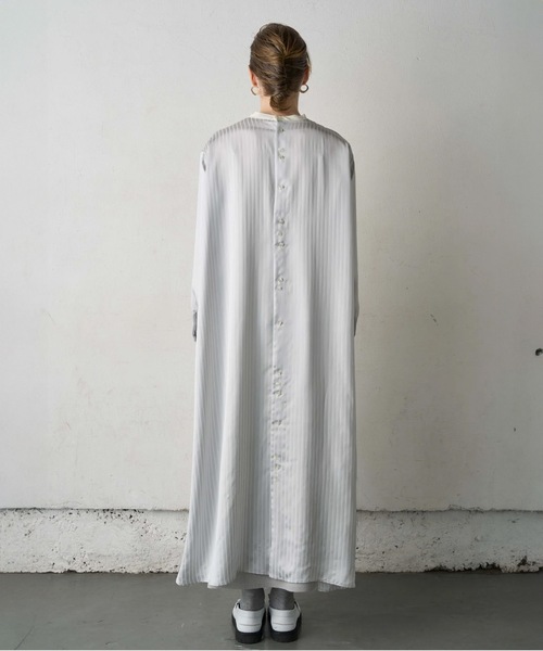 Canaco_（カナコ）の「canaco_:ノーカラーストライプサテンシャツドレス  NO-COLLAR SHIRTS DRESS（ワンピース・レディース・ブラック/オフホワイト・1/2）」の11枚目の写真