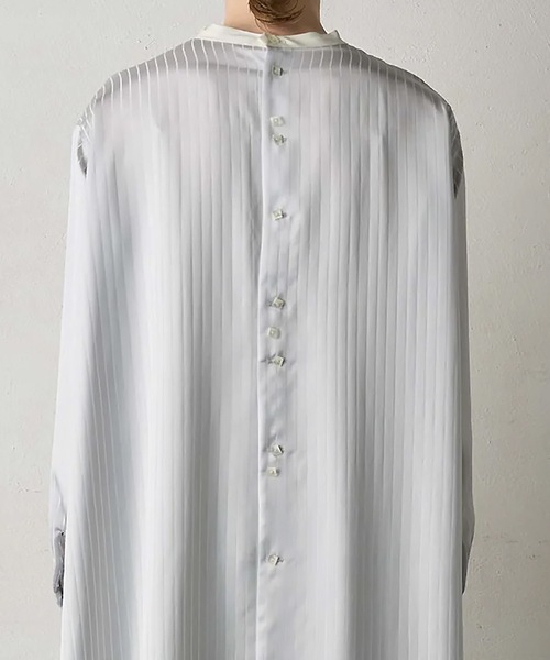 Canaco_（カナコ）の「canaco_:ノーカラーストライプサテンシャツドレス  NO-COLLAR SHIRTS DRESS（ワンピース・レディース・ブラック/オフホワイト・1/2）」の12枚目の写真