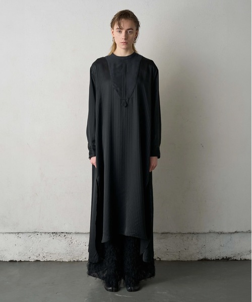 Canaco_（カナコ）の「canaco_:ノーカラーストライプサテンシャツドレス  NO-COLLAR SHIRTS DRESS（ワンピース・レディース・ブラック/オフホワイト・1/2）」の4枚目の写真