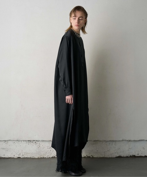 Canaco_（カナコ）の「canaco_:ノーカラーストライプサテンシャツドレス  NO-COLLAR SHIRTS DRESS（ワンピース・レディース・ブラック/オフホワイト・1/2）」の3枚目の写真