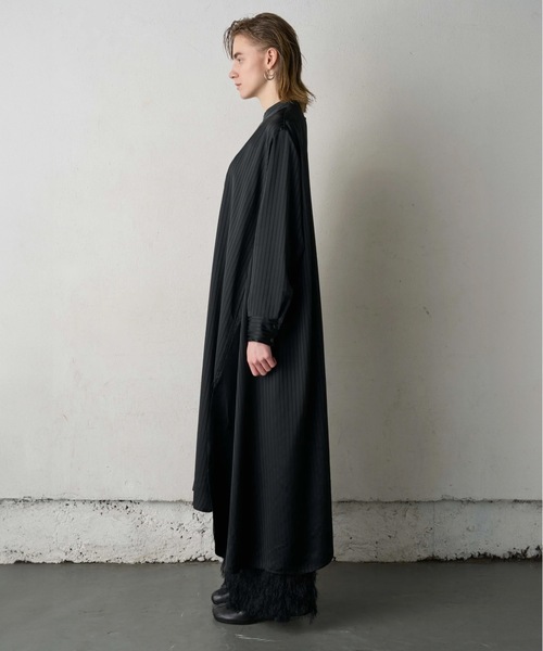Canaco_（カナコ）の「canaco_:ノーカラーストライプサテンシャツドレス  NO-COLLAR SHIRTS DRESS（ワンピース・レディース・ブラック/オフホワイト・1/2）」の5枚目の写真