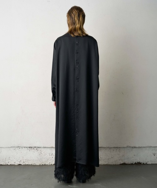 Canaco_（カナコ）の「canaco_:ノーカラーストライプサテンシャツドレス  NO-COLLAR SHIRTS DRESS（ワンピース・レディース・ブラック/オフホワイト・1/2）」の6枚目の写真