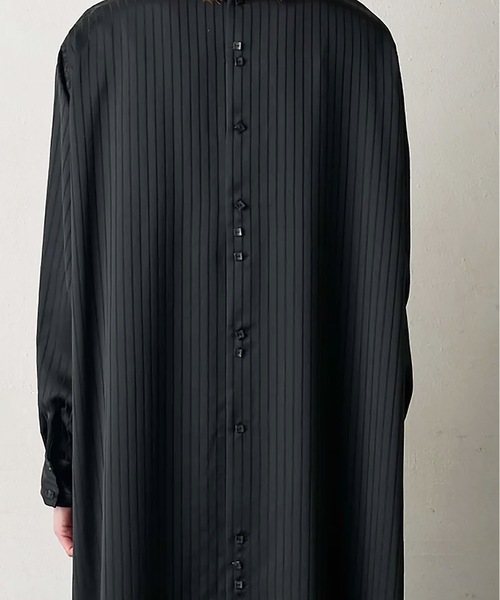 Canaco_（カナコ）の「canaco_:ノーカラーストライプサテンシャツドレス  NO-COLLAR SHIRTS DRESS（ワンピース・レディース・ブラック/オフホワイト・1/2）」の7枚目の写真