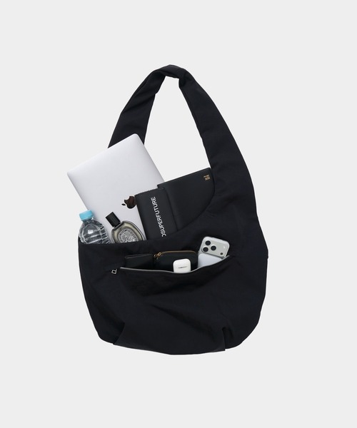 CONZ(コンズ)の「OVELT BAG/ショルダーバッグ/カーブシルエット/(ショルダーバッグ・メンズ・ブラック・FREE)」の1枚目の写真
