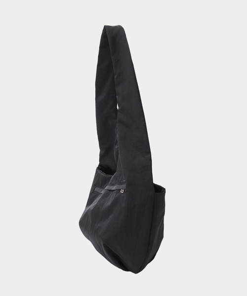 CONZ(コンズ)の「OVELT BAG/ショルダーバッグ/カーブシルエット/(ショルダーバッグ・メンズ・ブラック・FREE)」の2枚目の写真