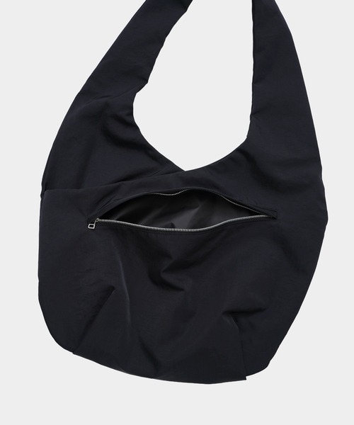 CONZ(コンズ)の「OVELT BAG/ショルダーバッグ/カーブシルエット/(ショルダーバッグ・メンズ・ブラック・FREE)」の5枚目の写真