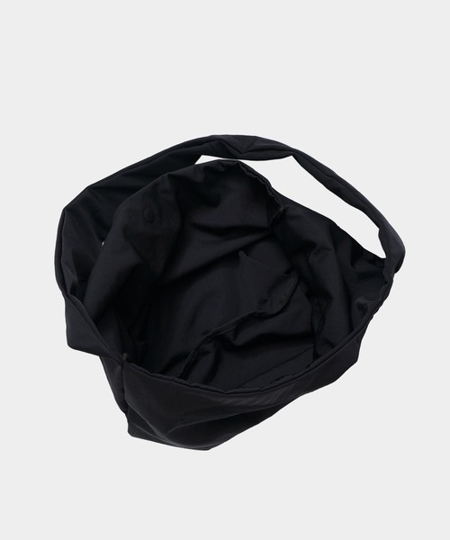 CONZ(コンズ)の「OVELT BAG/ショルダーバッグ/カーブシルエット/(ショルダーバッグ・メンズ・ブラック・FREE)」の4枚目の写真