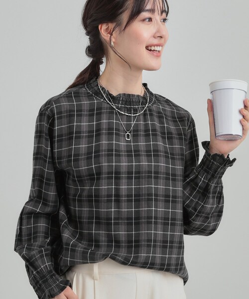 SHOO・LA・RUE(シューラルー)の「ギャザーネックが女性らしさをプラスする ハイネックブラウス(シャツ/ブラウス・レディース・アイボリー系2/ブラック系2・01/02/03/04)」の1枚目の写真