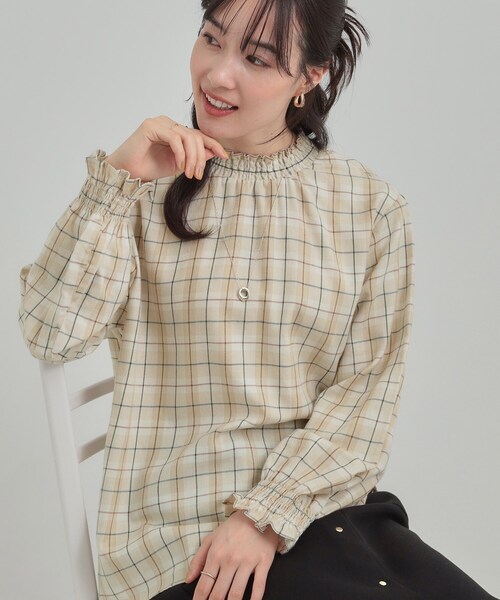 SHOO・LA・RUE(シューラルー)の「ギャザーネックが女性らしさをプラスする ハイネックブラウス(シャツ/ブラウス・レディース・アイボリー系2/ブラック系2・01/02/03/04)」の2枚目の写真