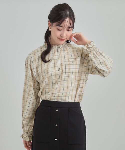 SHOO・LA・RUE(シューラルー)の「ギャザーネックが女性らしさをプラスする ハイネックブラウス(シャツ/ブラウス・レディース・アイボリー系2/ブラック系2・01/02/03/04)」の3枚目の写真