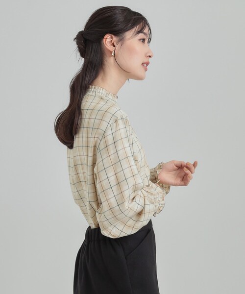 SHOO・LA・RUE(シューラルー)の「ギャザーネックが女性らしさをプラスする ハイネックブラウス(シャツ/ブラウス・レディース・アイボリー系2/ブラック系2・01/02/03/04)」の4枚目の写真
