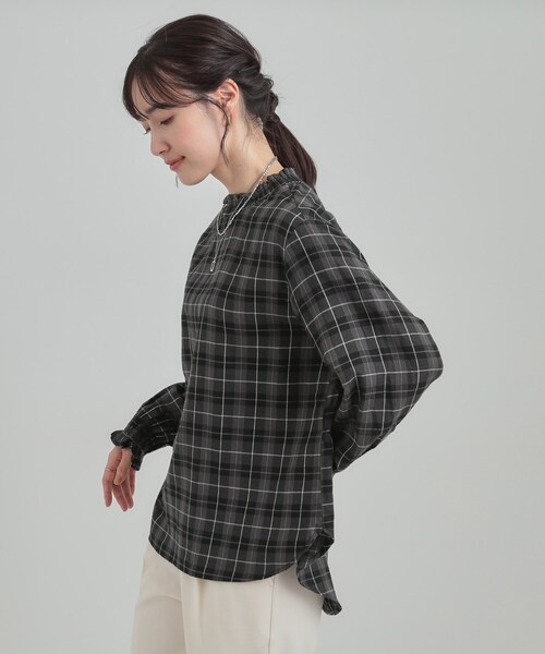 SHOO・LA・RUE(シューラルー)の「ギャザーネックが女性らしさをプラスする ハイネックブラウス(シャツ/ブラウス・レディース・アイボリー系2/ブラック系2・01/02/03/04)」の8枚目の写真