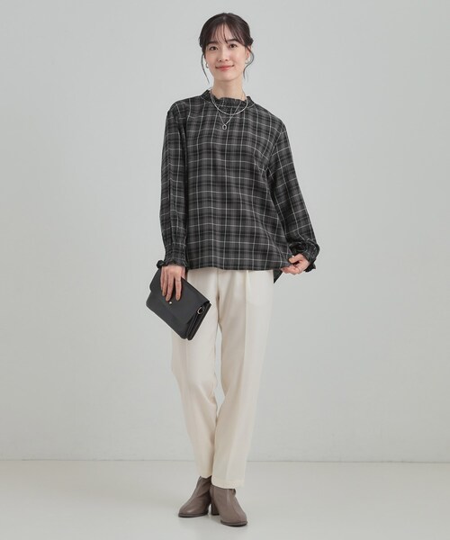 SHOO・LA・RUE(シューラルー)の「ギャザーネックが女性らしさをプラスする ハイネックブラウス(シャツ/ブラウス・レディース・アイボリー系2/ブラック系2・01/02/03/04)」の9枚目の写真