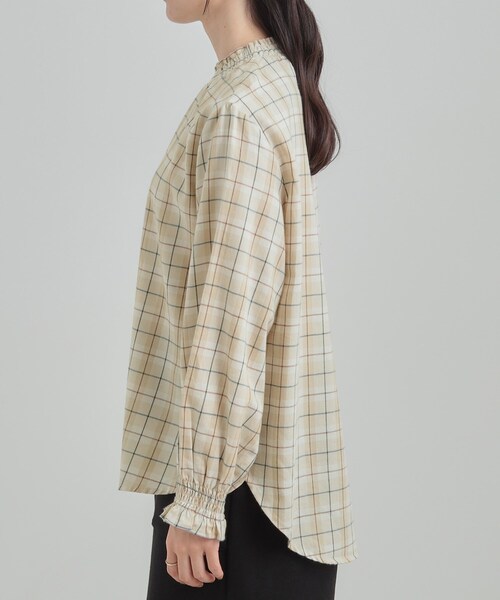 SHOO・LA・RUE(シューラルー)の「ギャザーネックが女性らしさをプラスする ハイネックブラウス(シャツ/ブラウス・レディース・アイボリー系2/ブラック系2・01/02/03/04)」の12枚目の写真