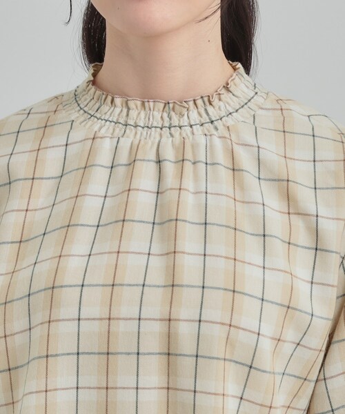 SHOO・LA・RUE(シューラルー)の「ギャザーネックが女性らしさをプラスする ハイネックブラウス(シャツ/ブラウス・レディース・アイボリー系2/ブラック系2・01/02/03/04)」の14枚目の写真