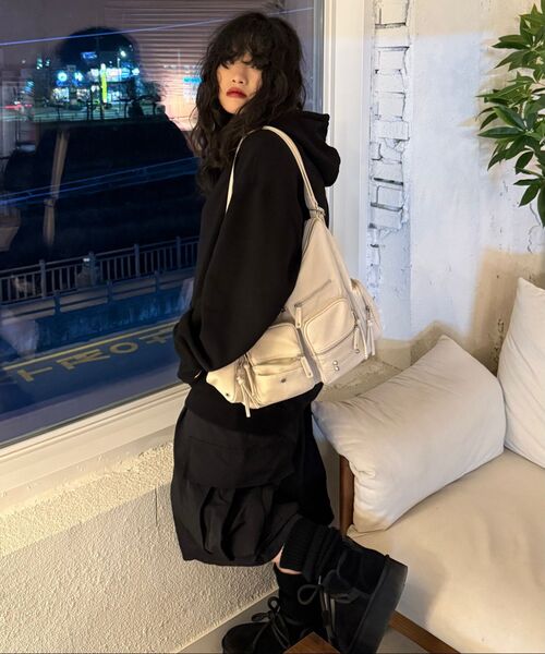 BLACKPURPLE(ブラックパープル)の「レトマルチカーゴバッグ Leto Multi Cargo Bag _アイボリー(ショルダーバッグ・レディース・アイボリー・FREE)」の8枚目の写真