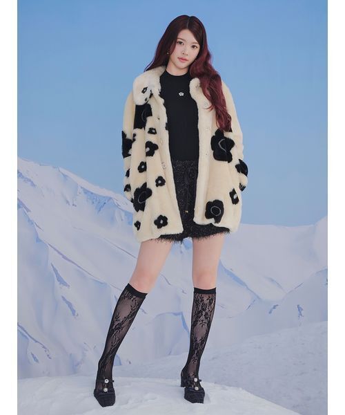 LILY BROWN（リリーブラウン）の「【LILY BROWN×MARY QUANT】ビジュー釦ファーコート（ノーカラージャケット・レディース・ライトグレー/ベージュ/その他・F）」の5枚目の写真