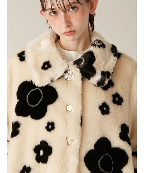 LILY BROWN（リリーブラウン）の「【LILY BROWN×MARY QUANT】ビジュー釦ファーコート（ノーカラージャケット・レディース・ライトグレー/ベージュ/その他・F）」の15枚目の写真