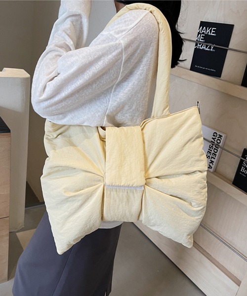 by LEGNA(バイレグナ)の「ふわふわビッグリボン3WAY大容量ショルダーバッグ(ショルダーバッグ・レディース・グレー/ブラック/ベージュ/レッド/ブルー/アイボリー・FREE)」の4枚目の写真