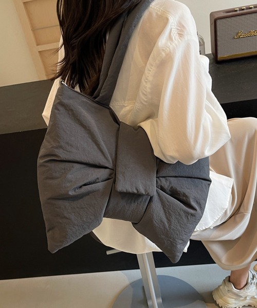 by LEGNA(バイレグナ)の「ふわふわビッグリボン3WAY大容量ショルダーバッグ(ショルダーバッグ・レディース・グレー/ブラック/ベージュ/レッド/ブルー/アイボリー・FREE)」の3枚目の写真