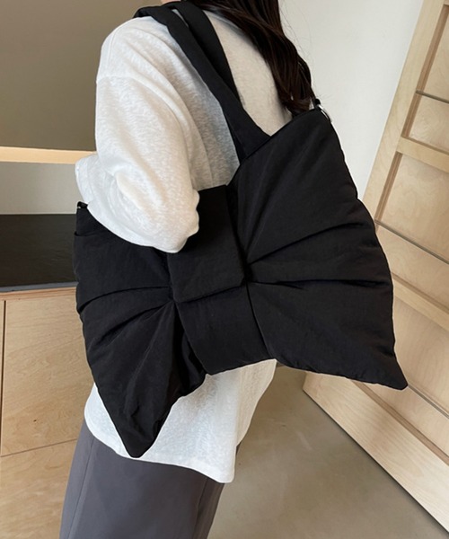 by LEGNA(バイレグナ)の「ふわふわビッグリボン3WAY大容量ショルダーバッグ(ショルダーバッグ・レディース・グレー/ブラック/ベージュ/レッド/ブルー/アイボリー・FREE)」の2枚目の写真