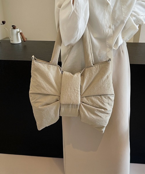 by LEGNA(バイレグナ)の「ふわふわビッグリボン3WAY大容量ショルダーバッグ(ショルダーバッグ・レディース・グレー/ブラック/ベージュ/レッド/ブルー/アイボリー・FREE)」の21枚目の写真