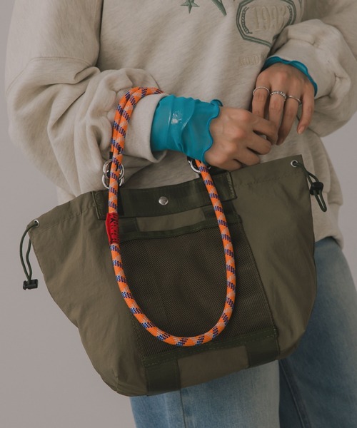 210nouve（トゥージュヌーブ）の「コードストラップ 2WAY ナイロン ハンド/ショルダーバッグ（ハンドバッグ・レディース・ブラック/ベージュ/カーキ・FREE）」の3枚目の写真