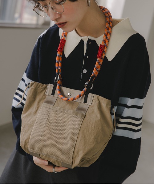 210nouve（トゥージュヌーブ）の「コードストラップ 2WAY ナイロン ハンド/ショルダーバッグ（ハンドバッグ・レディース・ブラック/ベージュ/カーキ・FREE）」の9枚目の写真