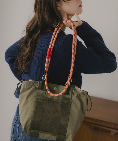 210nouve（トゥージュヌーブ）の「コードストラップ 2WAY ナイロン ハンド/ショルダーバッグ（ハンドバッグ・レディース・ブラック/ベージュ/カーキ・FREE）」の7枚目の写真