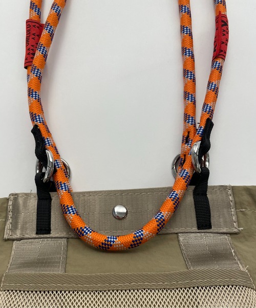 210nouve（トゥージュヌーブ）の「コードストラップ 2WAY ナイロン ハンド/ショルダーバッグ（ハンドバッグ・レディース・ブラック/ベージュ/カーキ・FREE）」の4枚目の写真