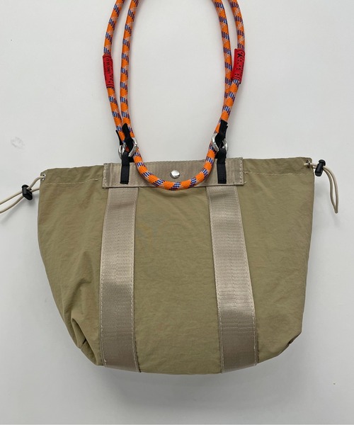 210nouve（トゥージュヌーブ）の「コードストラップ 2WAY ナイロン ハンド/ショルダーバッグ（ハンドバッグ・レディース・ブラック/ベージュ/カーキ・FREE）」の14枚目の写真