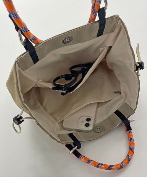 210nouve（トゥージュヌーブ）の「コードストラップ 2WAY ナイロン ハンド/ショルダーバッグ（ハンドバッグ・レディース・ブラック/ベージュ/カーキ・FREE）」の12枚目の写真