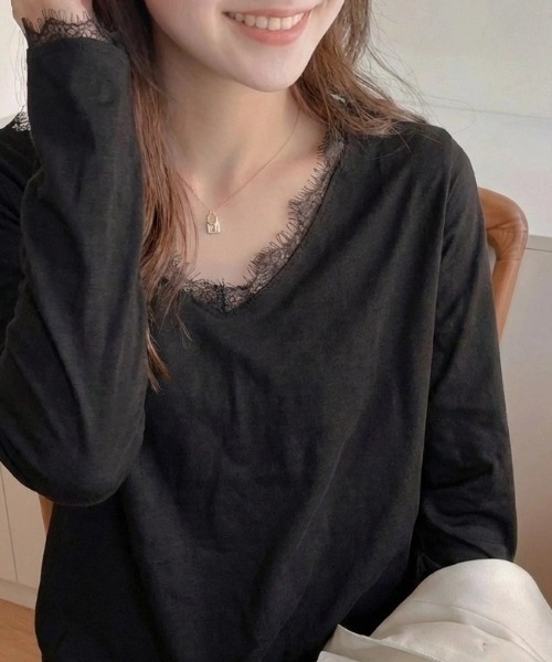 cammie(キャミー)の「レース切替Vネックトップス(Tシャツ/カットソー・レディース・ホワイト/ブラック・M/L)」の2枚目の写真