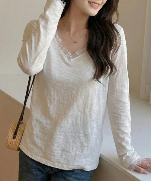 cammie(キャミー)の「レース切替Vネックトップス(Tシャツ/カットソー・レディース・ホワイト/ブラック・M/L)」の4枚目の写真