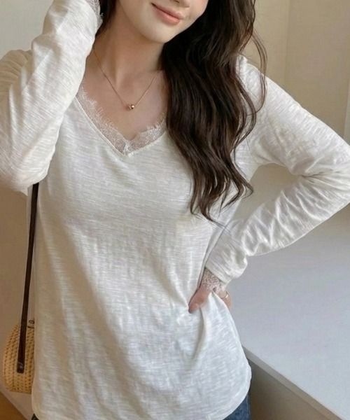 cammie(キャミー)の「レース切替Vネックトップス(Tシャツ/カットソー・レディース・ホワイト/ブラック・M/L)」の3枚目の写真