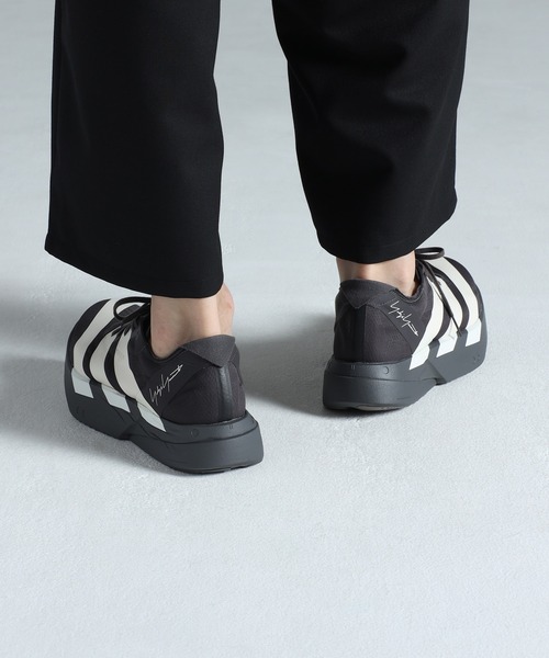Y-3（ワイスリー）の「Y-3 ADIOS PRO 4（スニーカー・メンズ・ブラック×ホワイト・24.5cm/24.0cm/23.5cm/23.0cm/22.5cm/29.5cm/29.0cm/28.5cm/28.0cm/27.5cm/27.0cm/26.5cm/26.0cm/25.5cm）」の3枚目の写真