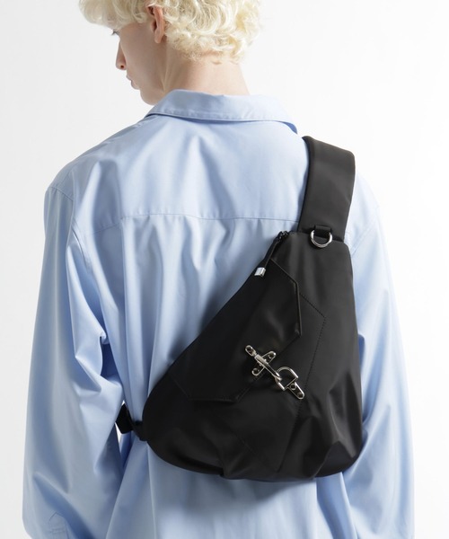 HARE(ハレ)の「ファイヤーマンバックルスリングBAG(HARE)(ショルダーバッグ・メンズ・ブラック/ブラック系その他・FREE)」の2枚目の写真